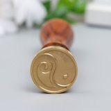 Печать для сургуча с деревянной ручкой "Инь-ян" 9х2,5х2,5 см 7423911